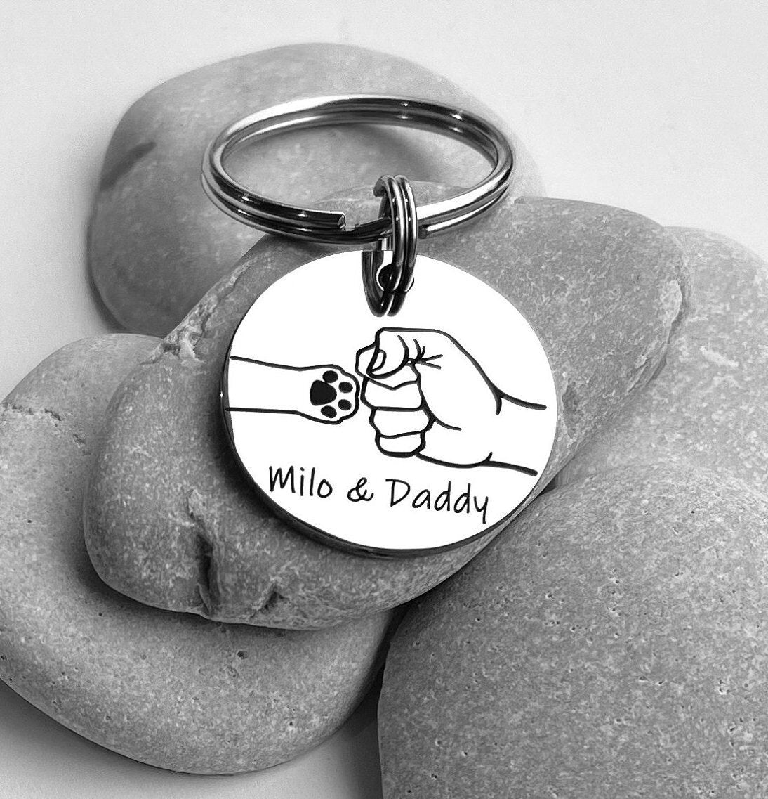 Dog Gift For Daddy - Daddy Gift - Gift From the Dog - Personalised Keyring for Dad - Fist Bump Dog - Christmas Gift Idea - Engraved Gift