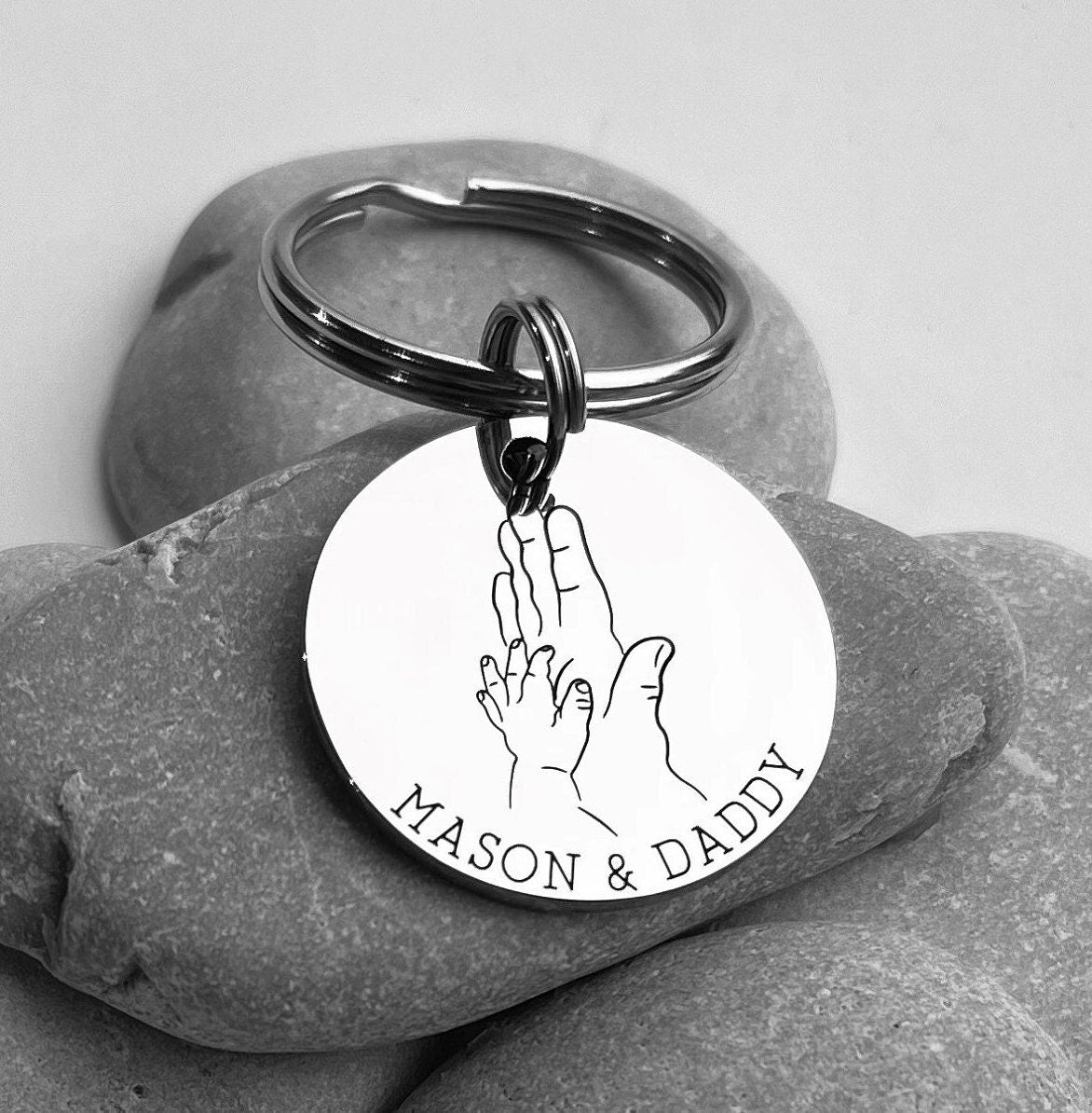 Gift for Daddy - Personalised Keyring - High Five - Gift for Him - New Dad Gift - Birthday Christmas Gift for Daddy Dad Grandad - Engraved